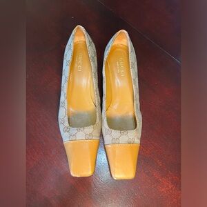 Gucci 1990s Beige/Tan GG Canvas and Leather Square Cap-Toe 1-1.9in Kitten Heel